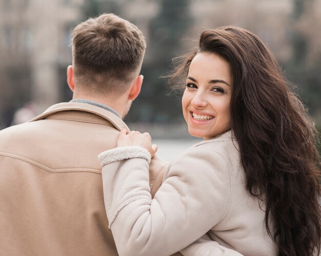 Mujer, abrazar, hombre, mientras, posar