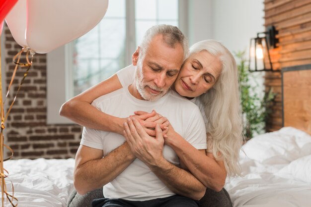 Mujer, abrazar, marido, de atrás