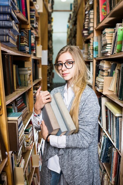 Mujer, abrazar, pila, de, libro