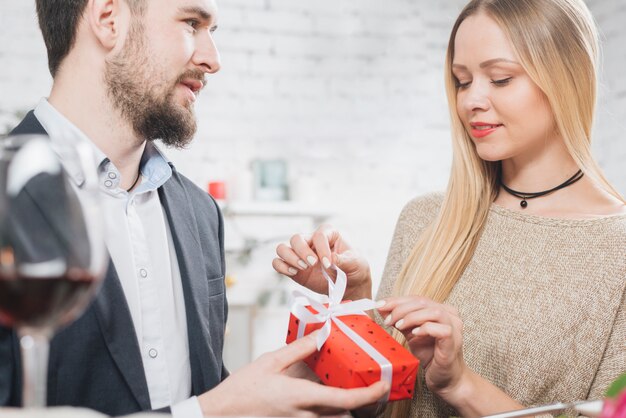 Mujer abriendo caja de regalo de novio