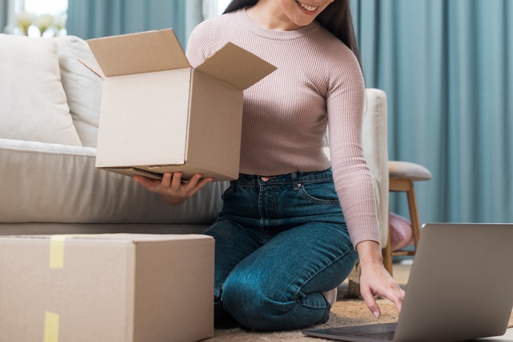 Foto gratuito mujer abriendo cajas que recibió después de comprar en línea