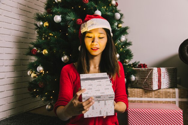 Mujer abriendo regalo