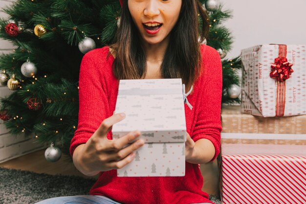 Mujer abriendo regalo