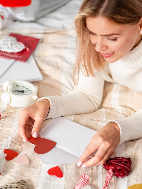 Mujer abriendo sobre amor