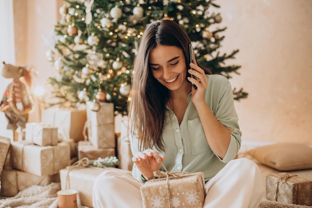Mujer abriendo su regalo en Navidad