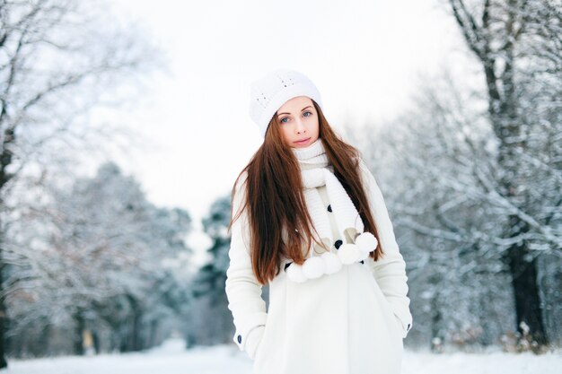 Mujer abrigada en el bosque nevado