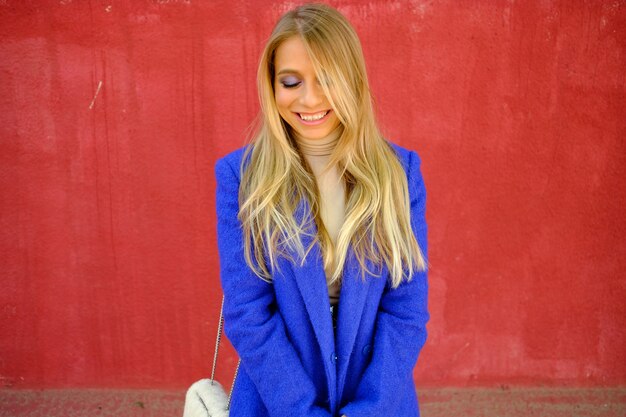 mujer del abrigo azul en la calle