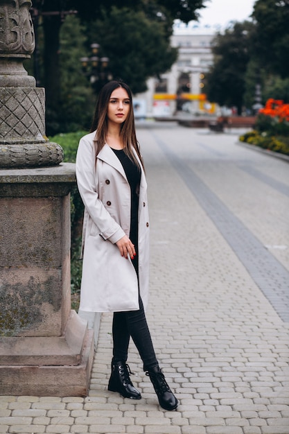 Mujer en abrigo en la calle