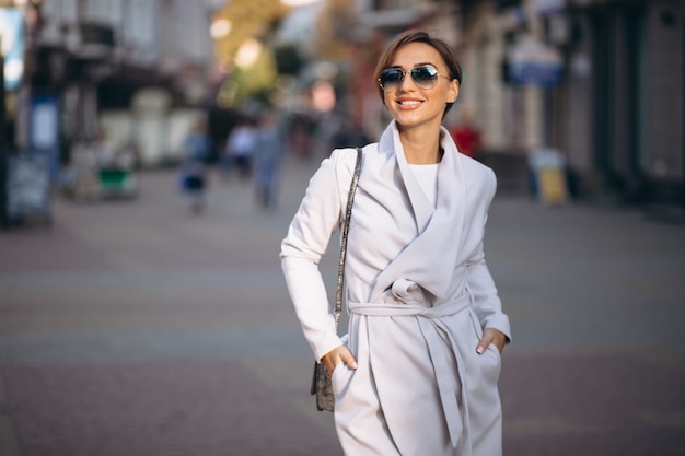 Foto gratuita mujer en abrigo fuera de la calle