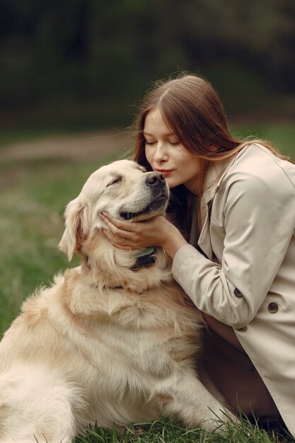 Mujer con un abrigo marrón. Dama con un labrador