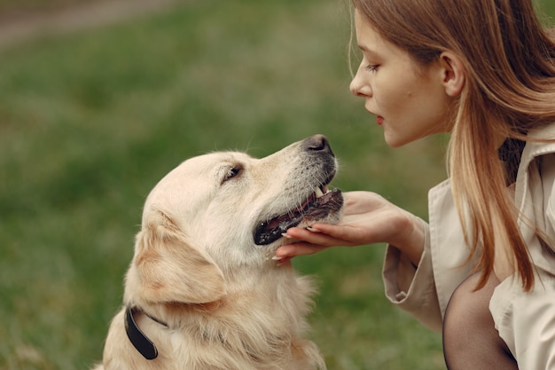 Mujer con un abrigo marrón. Dama con un labrador