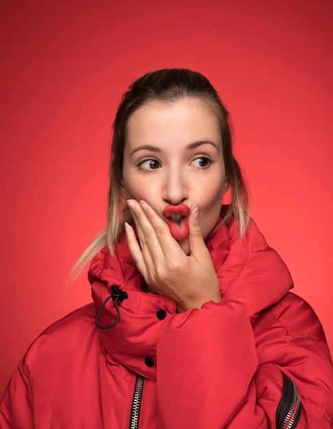 Mujer con abrigo rojo