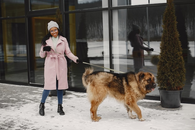 Mujer con un abrigo rosa con perro