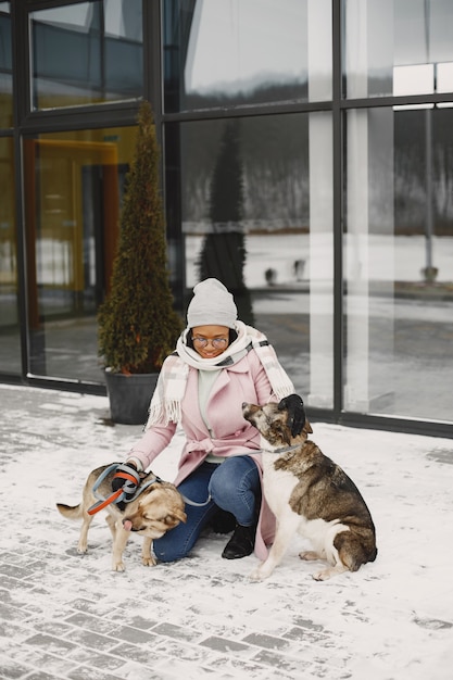 Mujer con un abrigo rosa con perros