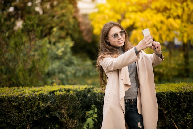 Mujer en abrigo con teléfono