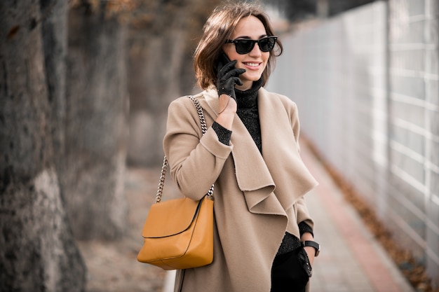 Mujer en abrigo con teléfono