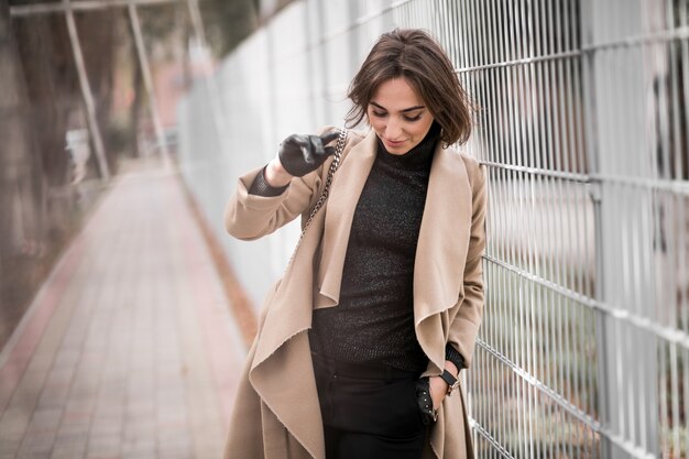 Mujer en abrigo