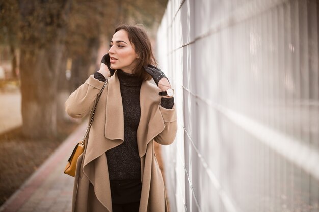 Mujer en abrigo