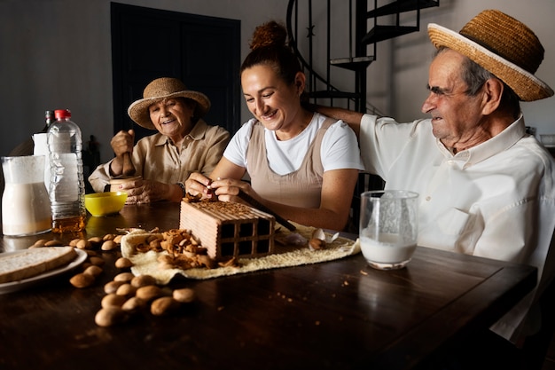 Mujer con abuelos trabajando juntos en el campo