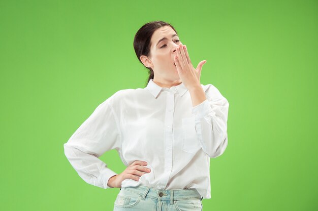 Mujer aburrida. Concepto aburrido, aburrido y tedioso. Joven mujer emocional bastante caucásica. Las emociones humanas, el concepto de expresión facial.