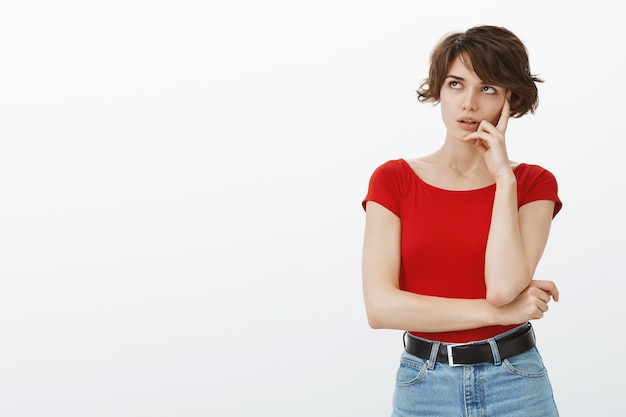 Mujer aburrida y disgustada pone los ojos en blanco y se siente reacia a algo