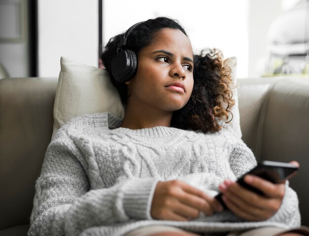 Mujer aburrida en el sofa