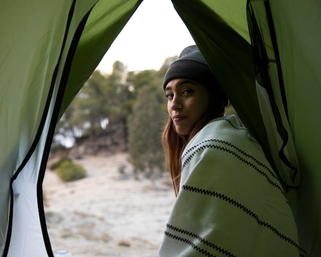 Mujer acampando en el bosque