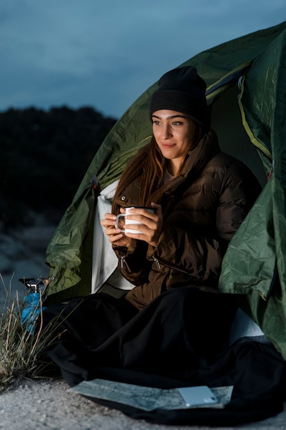 Mujer acampando en la noche