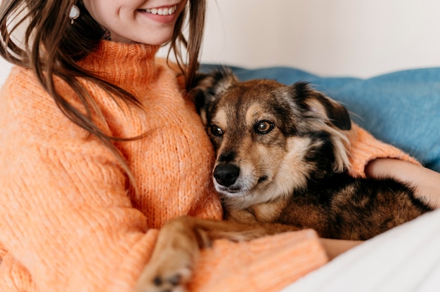 Mujer acariciando adorable perro