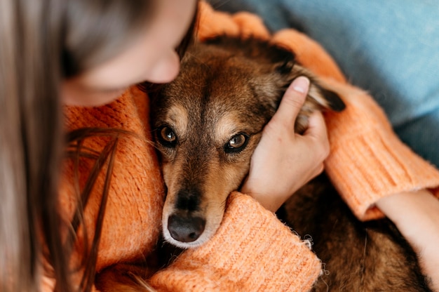 Mujer acariciando adorable perro