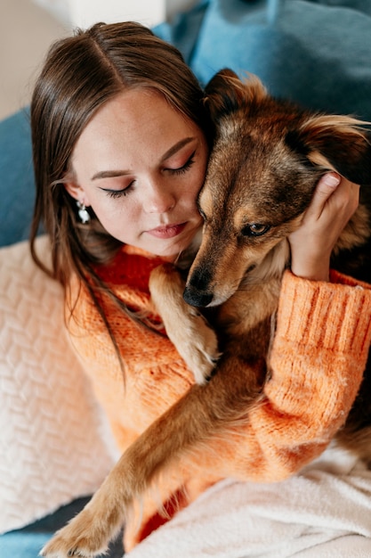 Mujer acariciando adorable perro