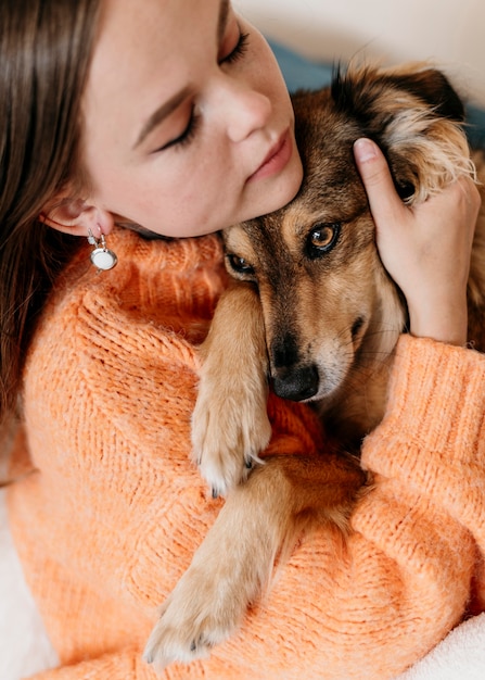 Mujer acariciando adorable perro