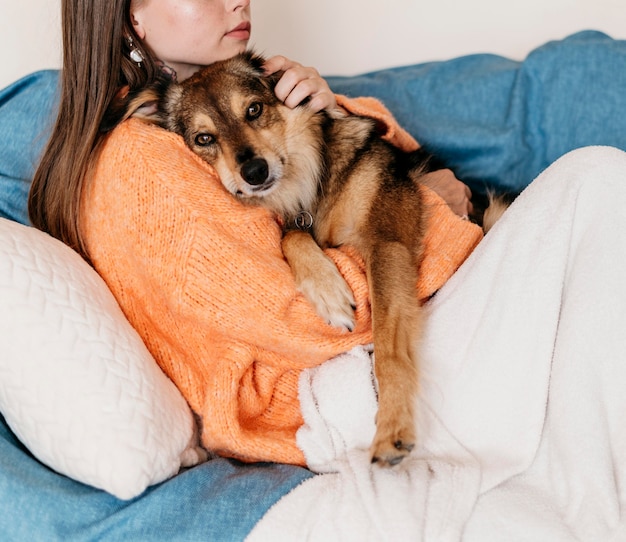 Mujer acariciando adorable perro