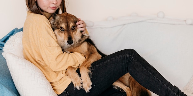 Mujer acariciando adorable perro