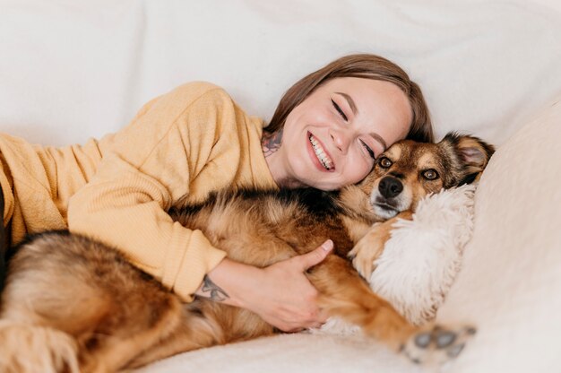 Mujer acariciando adorable perro