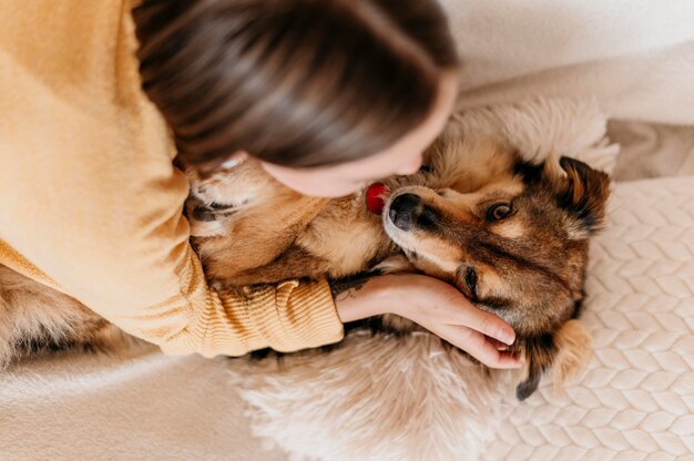 Mujer acariciando adorable perro