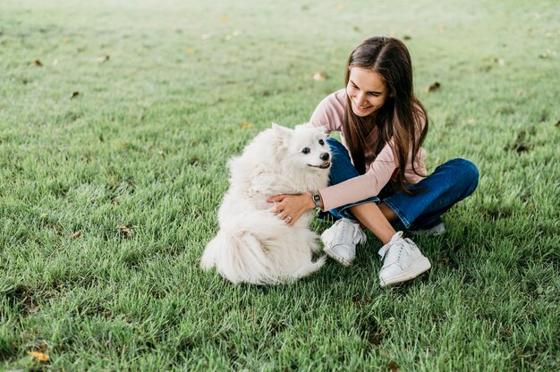 Mujer acariciando adorable perro