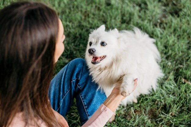 Mujer acariciando adorable perro