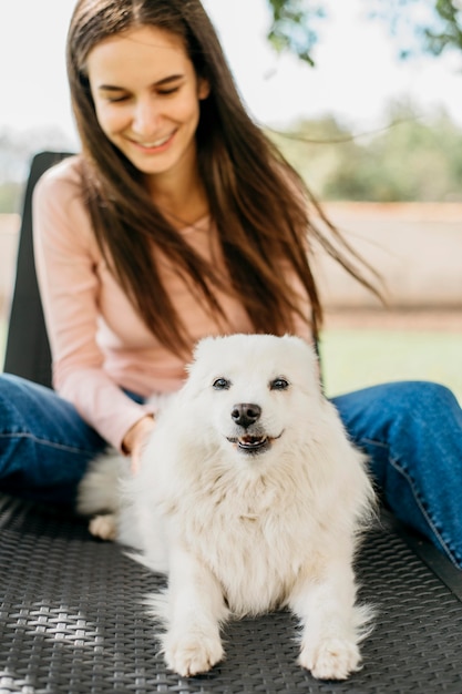 Foto gratuita mujer acariciando adorable perro