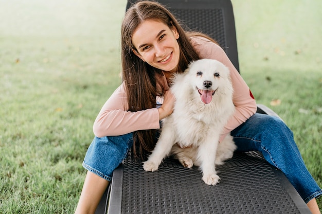 Mujer acariciando adorable perro