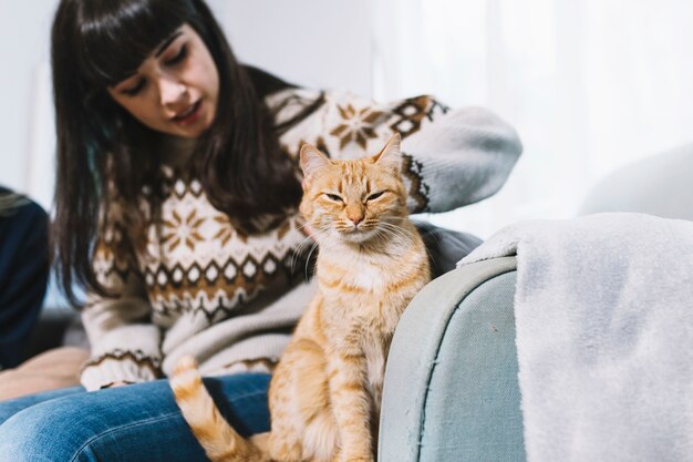 Mujer, acariciando, jengibre, gato