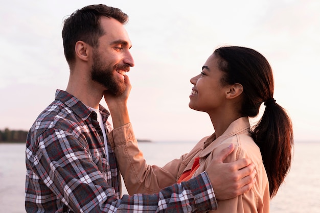 Mujer acariciando la mejilla de su novio