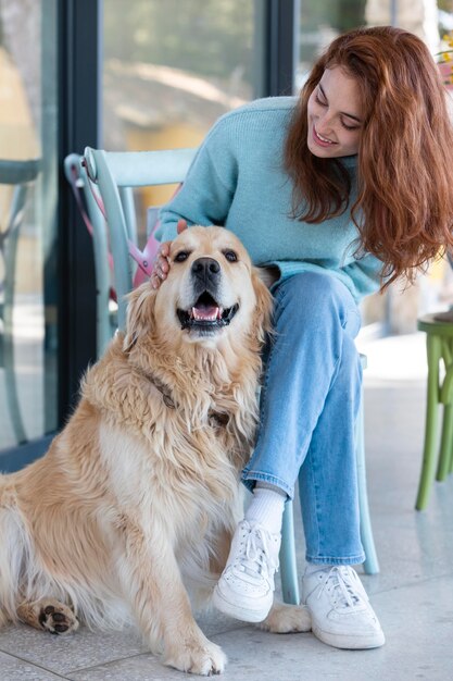 Mujer acariciando a perro feliz