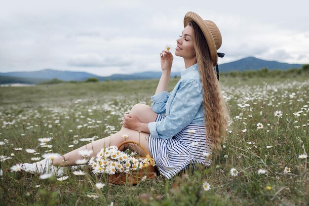 mujer acogedora en campo de margaritas