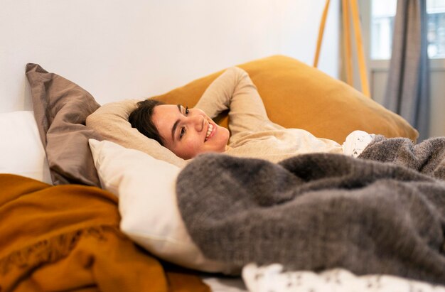 Mujer acostada en la cama para relajarse