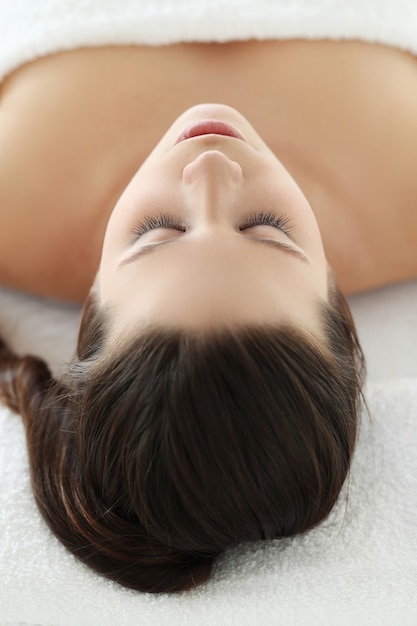 Mujer acostada preparada para recibir un tratamiento de belleza