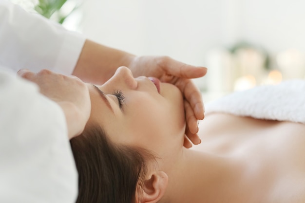 Mujer acostada recibiendo un masaje. Terapia craneosacral