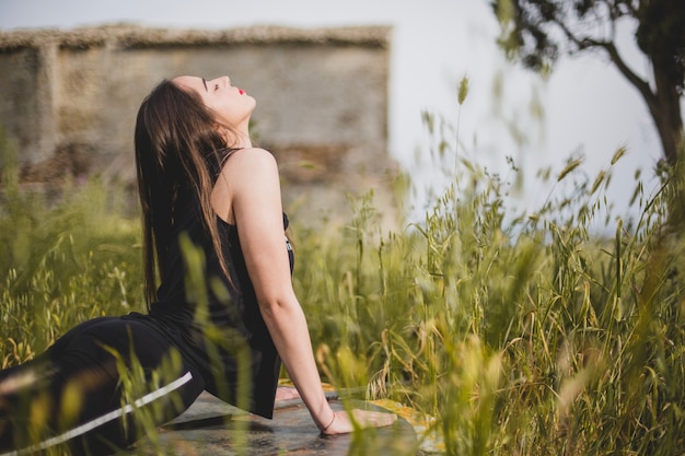 Foto gratuita mujer, acostado, meditar