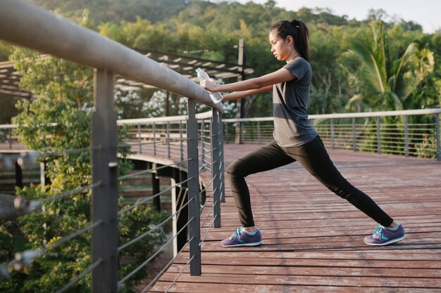 Mujer activa estirando al aire libre