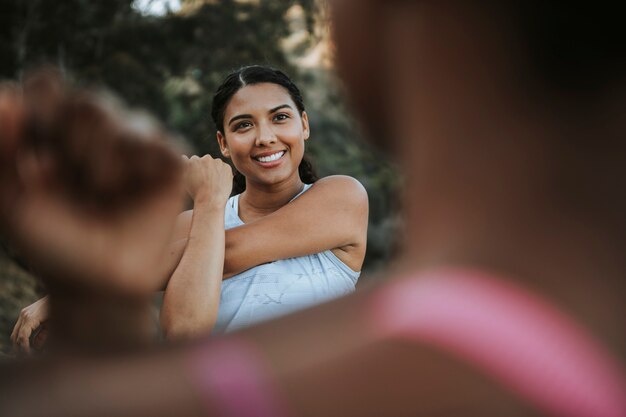 Mujer activa estirando juntos al aire libre